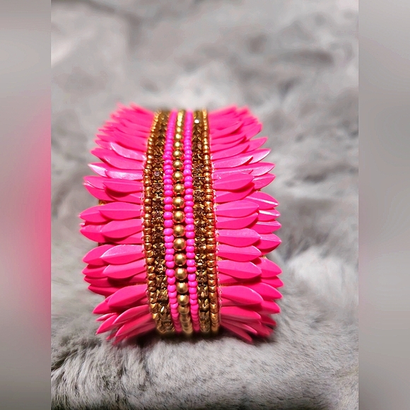 New unused beaded fuchsia bracelet cuff. - Picture 1 of 6